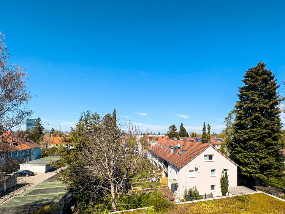 Dachgeschosswohnung mit Südbalkon und hochwertiger Einbauküche. in München