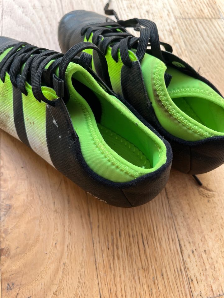 Fußballschuhe Größe 31 in Bamberg