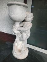 Kind auf Sockel mit Blumenvase Steinfigur Gartenfigur H 75 Ø 20, Nordrhein-Westfalen - Gummersbach Vorschau