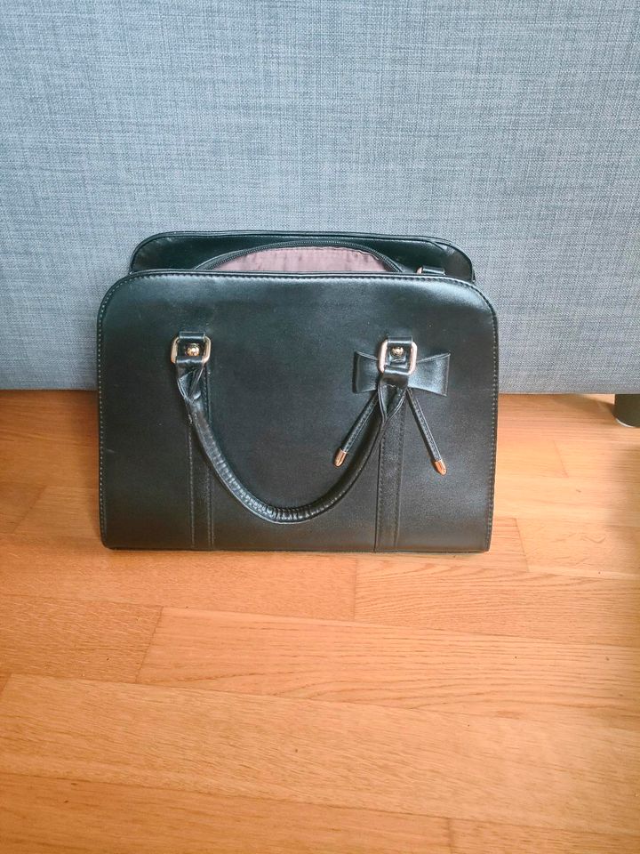 Schwarze coofit Tasche mit Schleife und goldenen Details in Frankfurt am Main