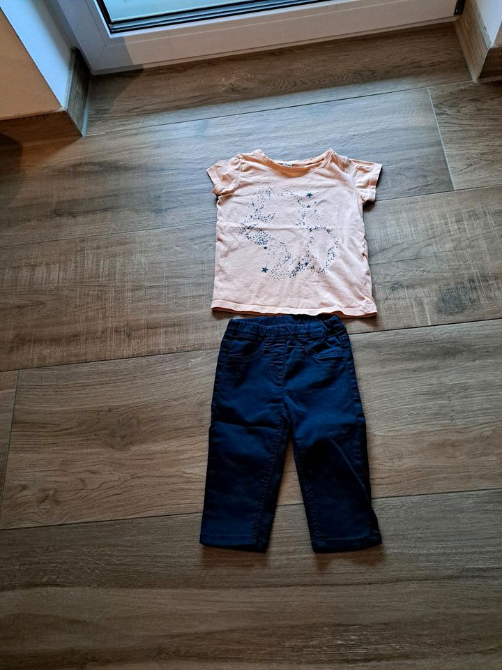 Mädchen: T-Shirt und kurze Hose (110) in Roding