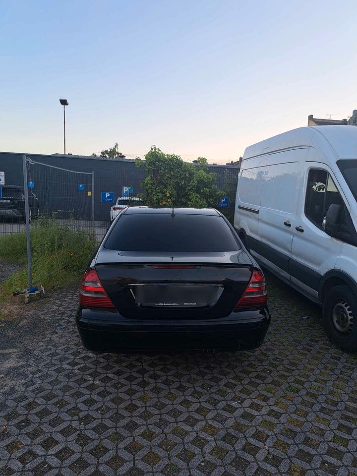 Mercedes e 200 in Köln