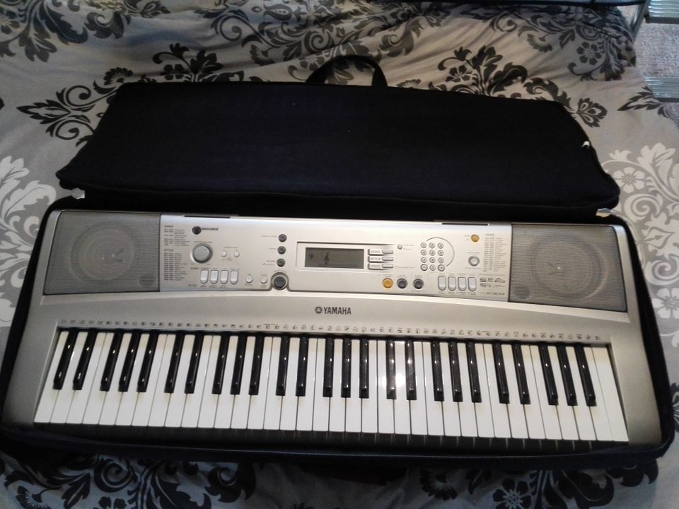 Keyboard YAMAHA PSR E303 YPT-300, mit Tasche, Ständer und.... in Merseburg