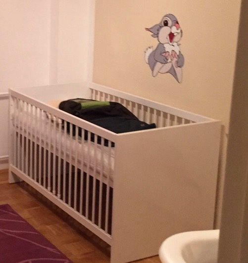 Kinderbett weiß mit Wende-Matratze (Baby- und Kleinkindseite) in Frankfurt am Main