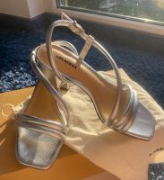 Lola Cruz Sandaletten edel Schuhe 38 Silber edel w.neu NP 204€ Nordrhein-Westfalen - Wachtberg Vorschau