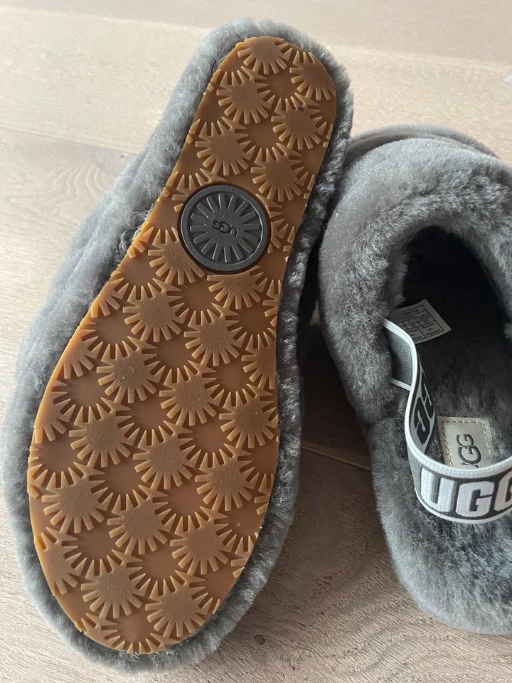 UGG Hausschuhe Fluff Gr.39 in Hannover