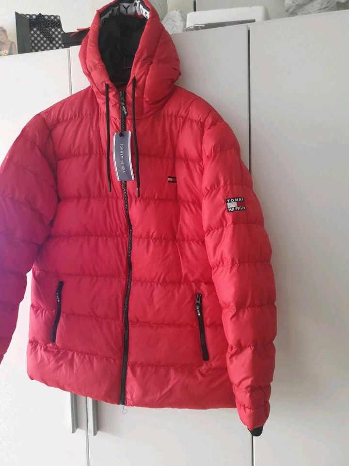 TOMMY HILFIGER  Winterjacke L in Rot. Neu. in Weißenburg in Bayern