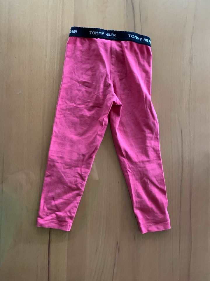 Leggings Größe 98 Mädchen Tommy Hilfiger pink Hose mit Loch in Willingshausen