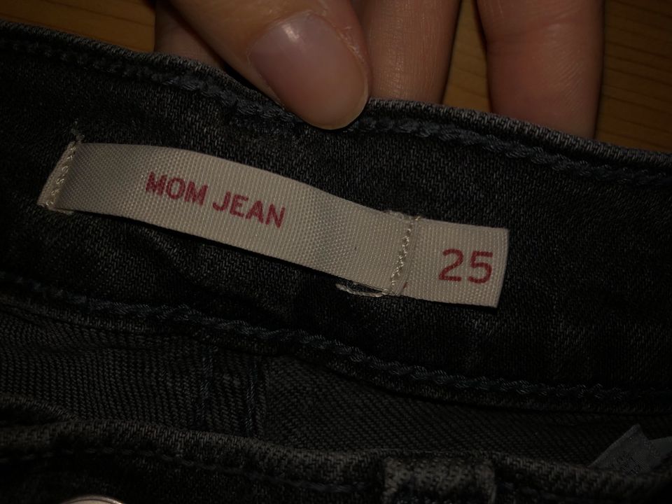 Levi’s mom jeans Größe 25 in Bonn