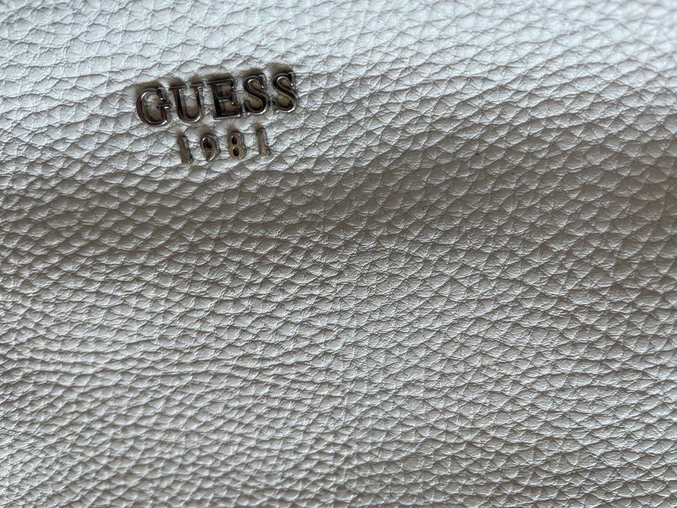 Guess Handtasche weiß selten benutzt in Hamburg