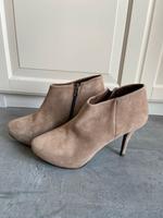 Stiefeletten beige Wildleder Gr. 41 ZARA Hessen - Oberursel (Taunus) Vorschau