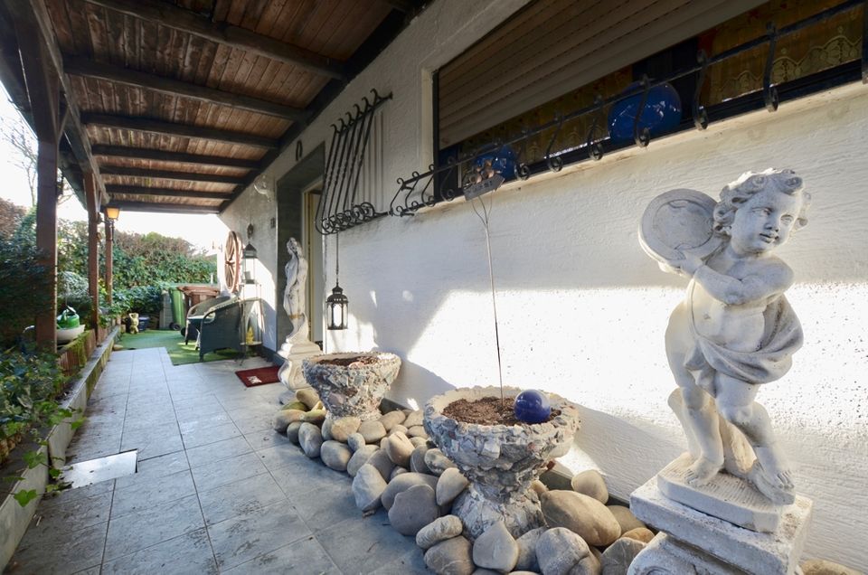 Einladendes Einfamilienhaus mit separater Einliegerwohnung und einem sonnigen Garten. in Waibstadt