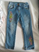 Jeans mit Stickerei Blumen 98 Niedersachsen - Gifhorn Vorschau