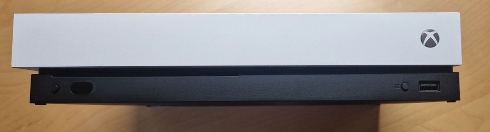 Microsoft Xbox One X 1TB (Weiß) + Controller in Zschopau