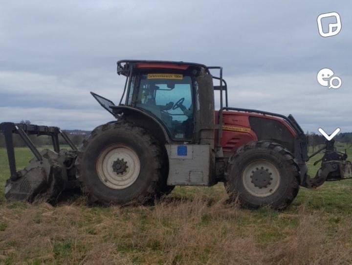 Traktor Valtra Forstschlepper in Solms