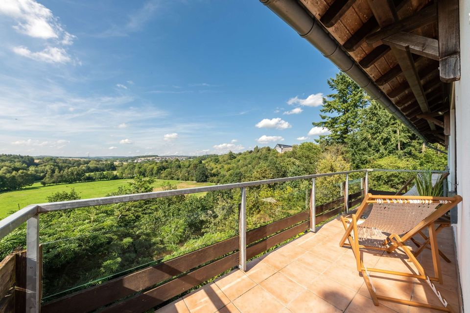 Stilvoller Bungalow mit einzigartigem Ausblick ins Tal vom Logenplatz-Balkon (käuferprovisionsfrei) in Simmern