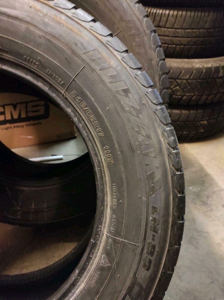 2 X Bridgestone Winterreifen 245/65R17 111T in Hameln