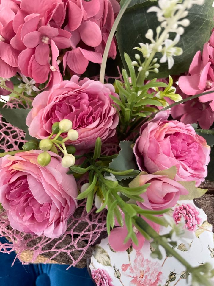 Wunderschönes Blumen Gesteck im Landhausstil in Wurmlingen