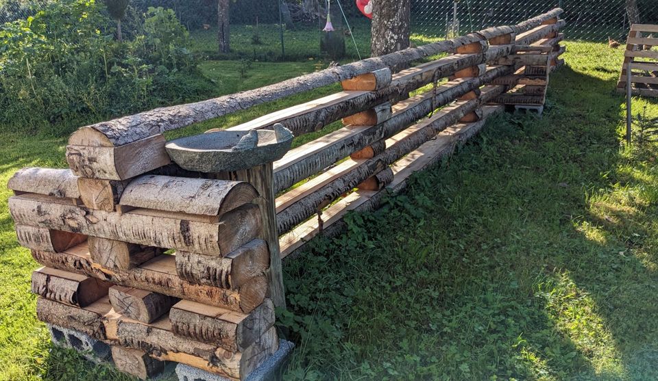 lange Baum-Stämme + Rinde, Kantholz, Balken, Hochbeet, Häuschen in Waldkirchen