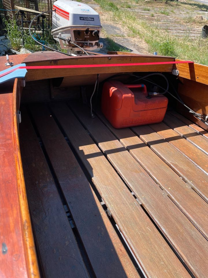 Motorboot aus Holz in Templin