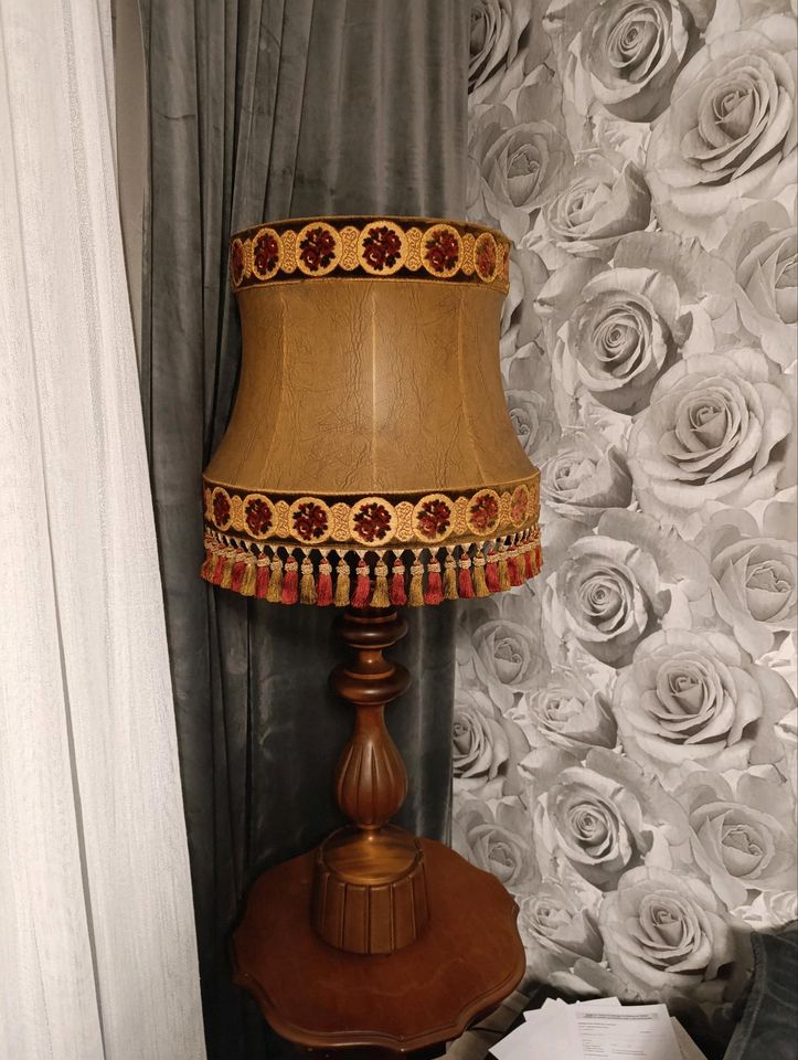 Vintage Antike Groß Stehlampe mit Tisch in Andernach