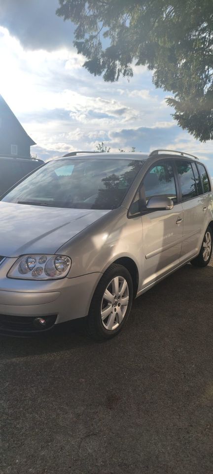 Volkswagen Touran 2.0 TDI TÜV 07 2025 in Grub a. Forst