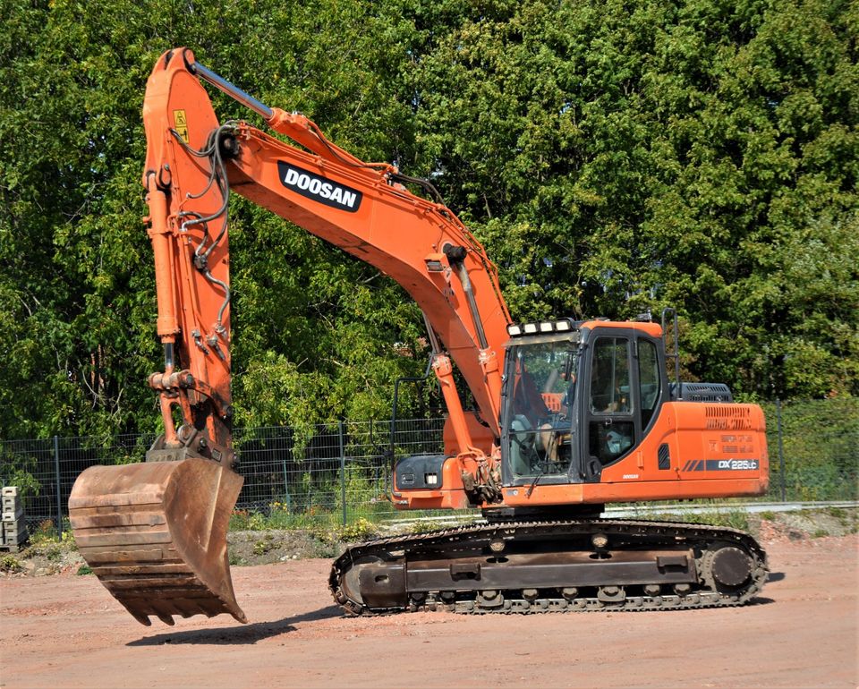 DOOSAN DX225LC-3 22tn KETTENBAGGER 9.218 Std GERMAN MASCHINE 2015 in Hessisch Oldendorf