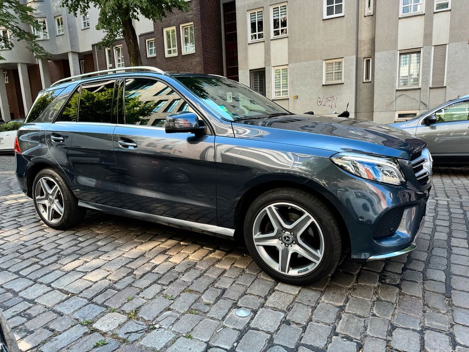 Mercedes Benz GLE 350d 4Matic//AMG Line//Softclose/ Apple CarPlay in Berlin