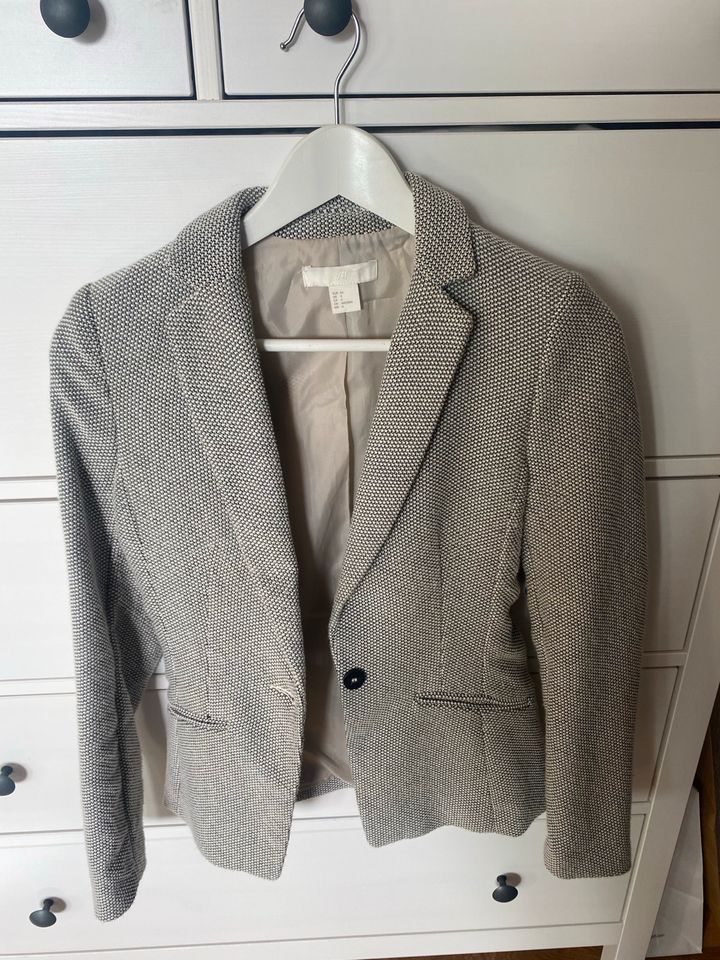 ❤️ taillierter Blazer H&M ❤️ in Staufenberg