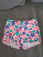 Shorts mit Blumenmuster von Palomino Gr. 122 Nordrhein-Westfalen - Hilden Vorschau