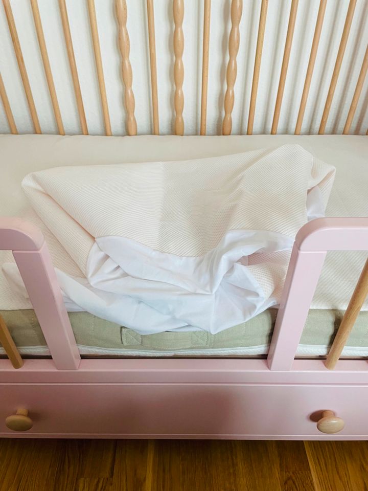 IKEA Myllra Babybett mit Schubfach Rosa 70x140 + IKEA Drömmande M in Elchingen