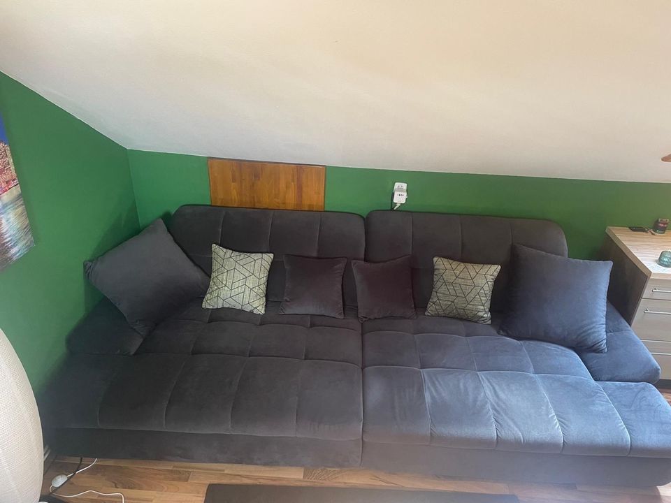 Komfortables Big Sofa mit Hocker und Kissen - Top Zustand in Kirchlengern