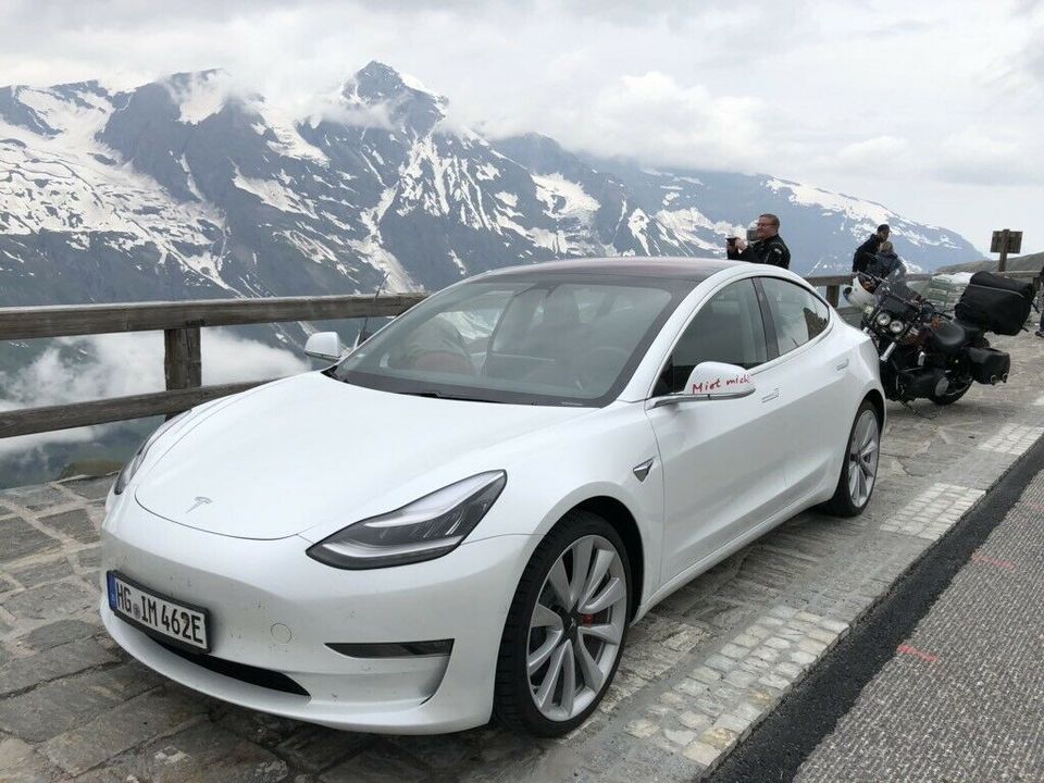 Tesal Model 3 P,Y P, S P100DL, X P90DL Audio oder Porsche mieten! in Friedrichsdorf