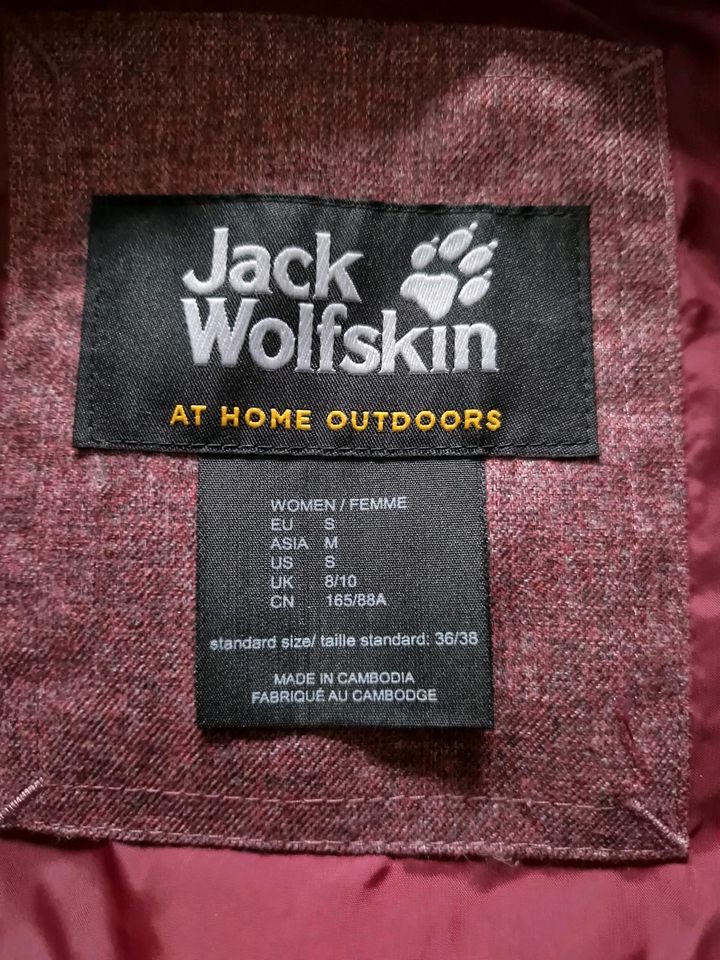 Daunenjacke, Winterjacke Jack Wolfskin Größe S, weinrot neu in Velpke