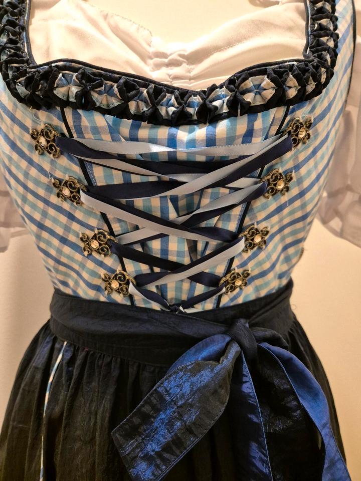 Dirndl Marjo blau weiß kariert mit Bluse Fuchs Trachtenmoden in Uelzen