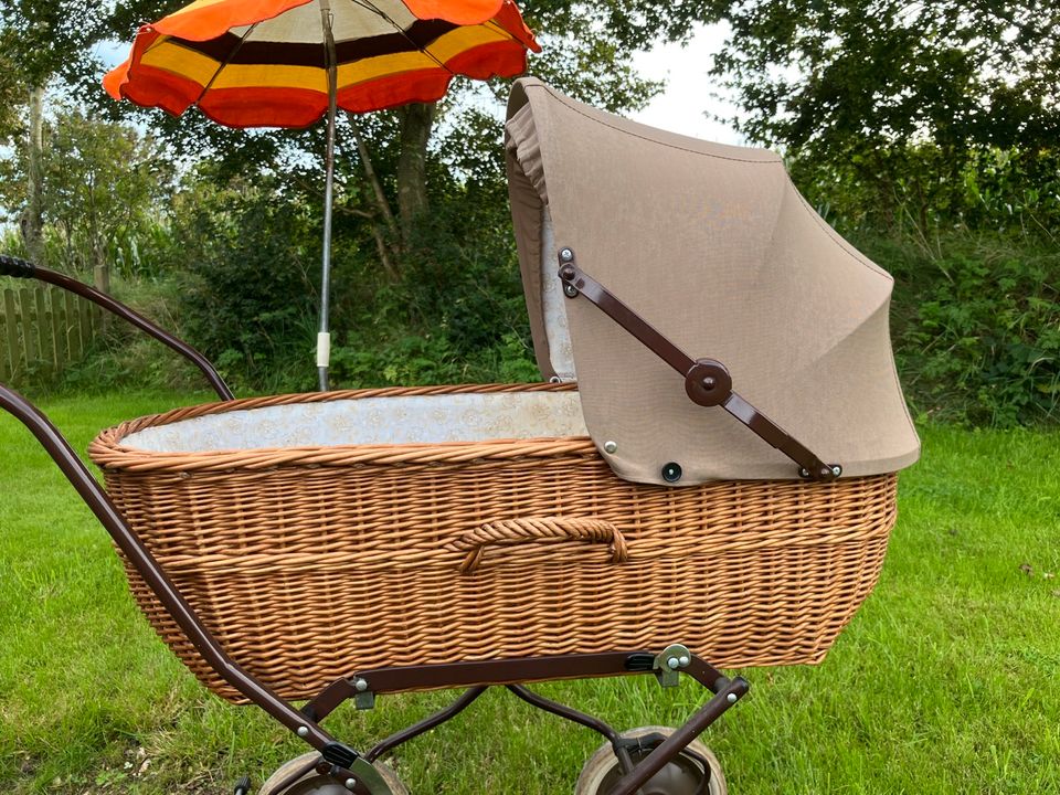 Nostalgischer Kinderwagen aus den 80-er Jahren in Kleve