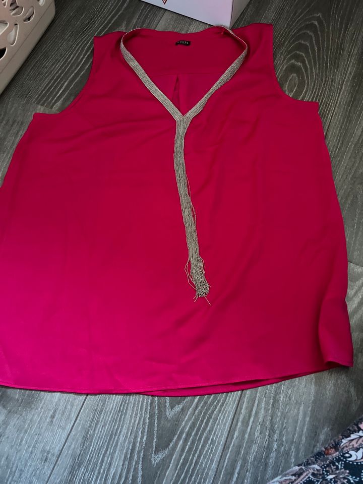 Guess Top mit Kette pink Gr. L neu in Uder