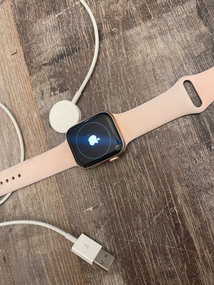 Apple Watch Series 44 mm rosé Gold mit Sportarmband an Bastler in Berlin