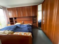 Sehr gut erhaltenes Schlafzimmer Schrankwand mit Bett, Kirschholz Berlin - Lichtenberg Vorschau