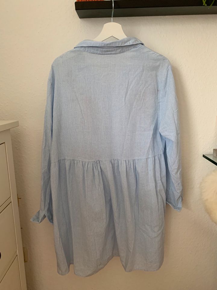 Weiß blau gestreiftes Hemd Kleid mit Blumenmuster in Köln