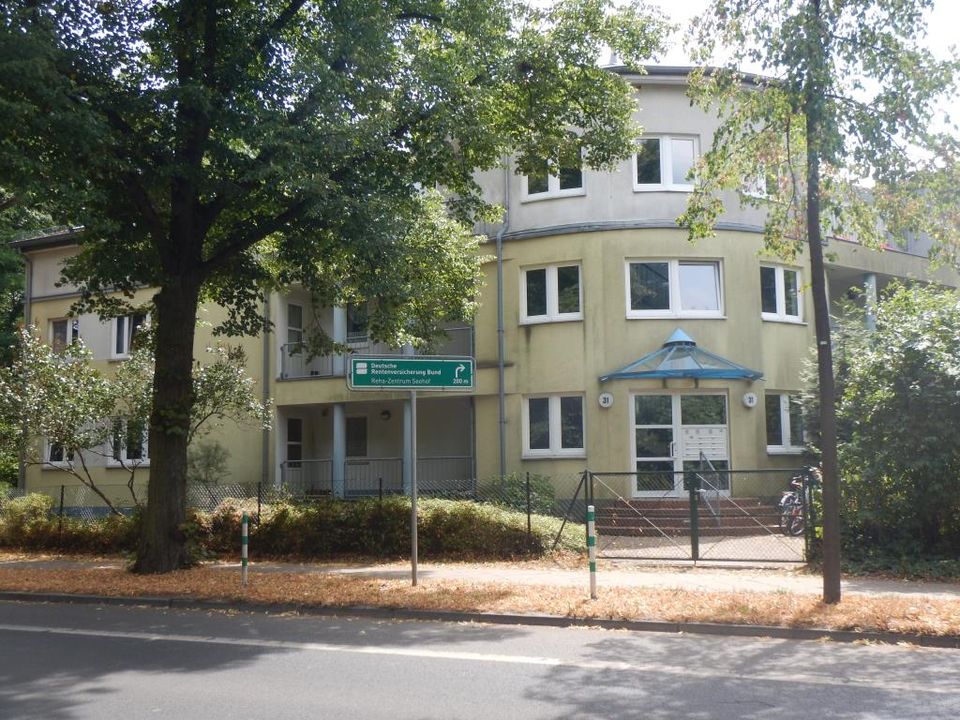 Stellplätze im Innenhofbereich eines gepflegten Grundstücks in Teltow