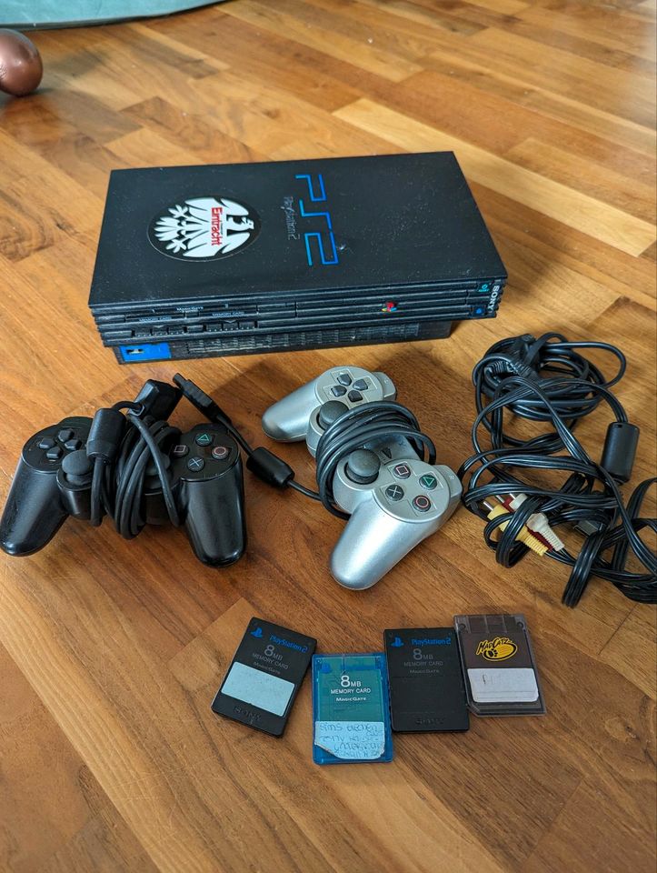 Playstation 2 Konsole mit Controllern und Speicherkarten in Calberlah