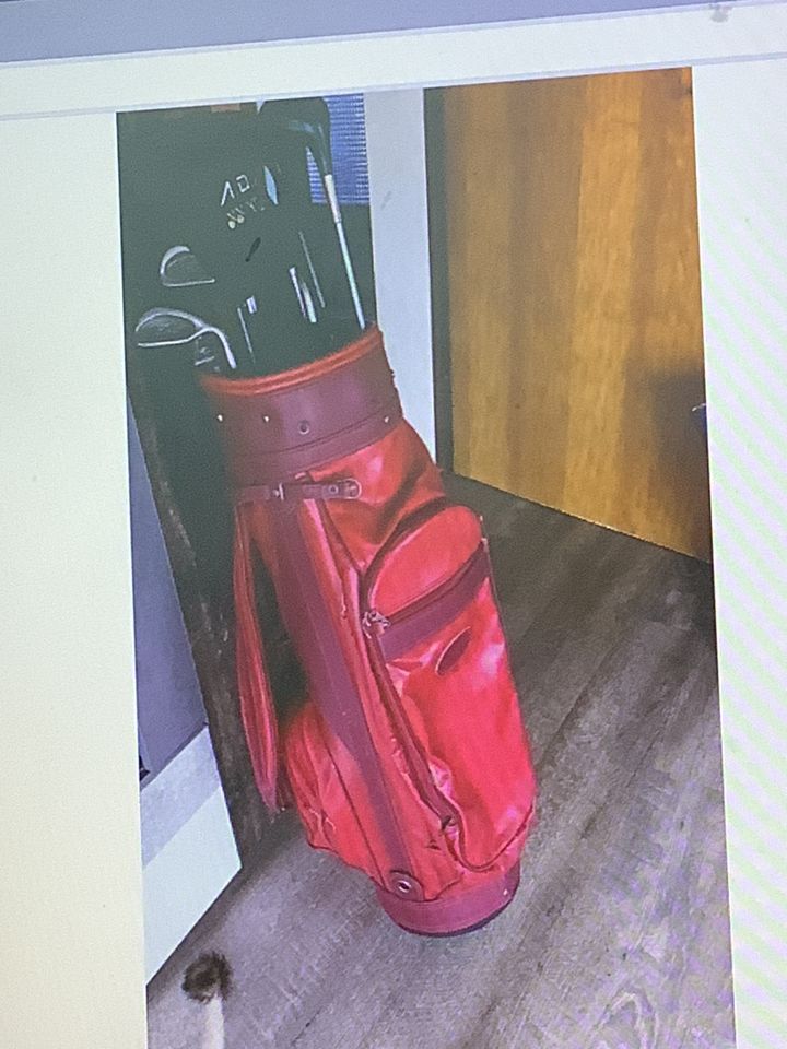 Golftasche in Rot mit 12 verschiedenen Schlägern, Bällen+ Stecker in Radolfzell am Bodensee