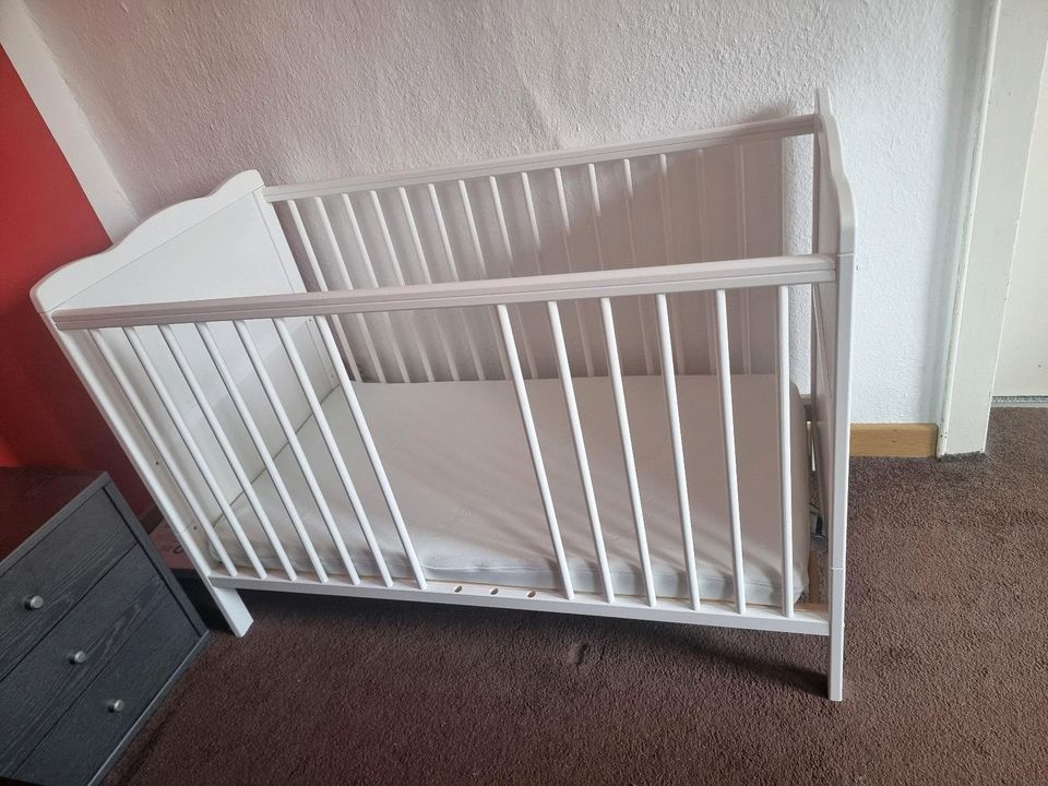 Babybett / Kinderbett mit Matratze und Zubehör in Triglitz