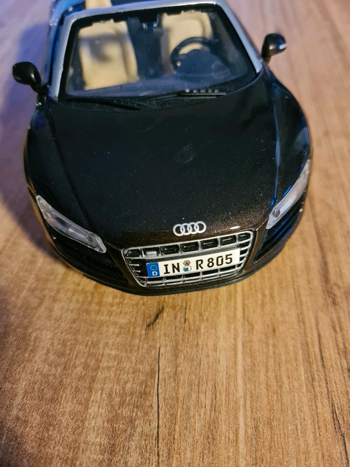 R8 Spyder Cabrio - Modelauto schwarz in Höchberg