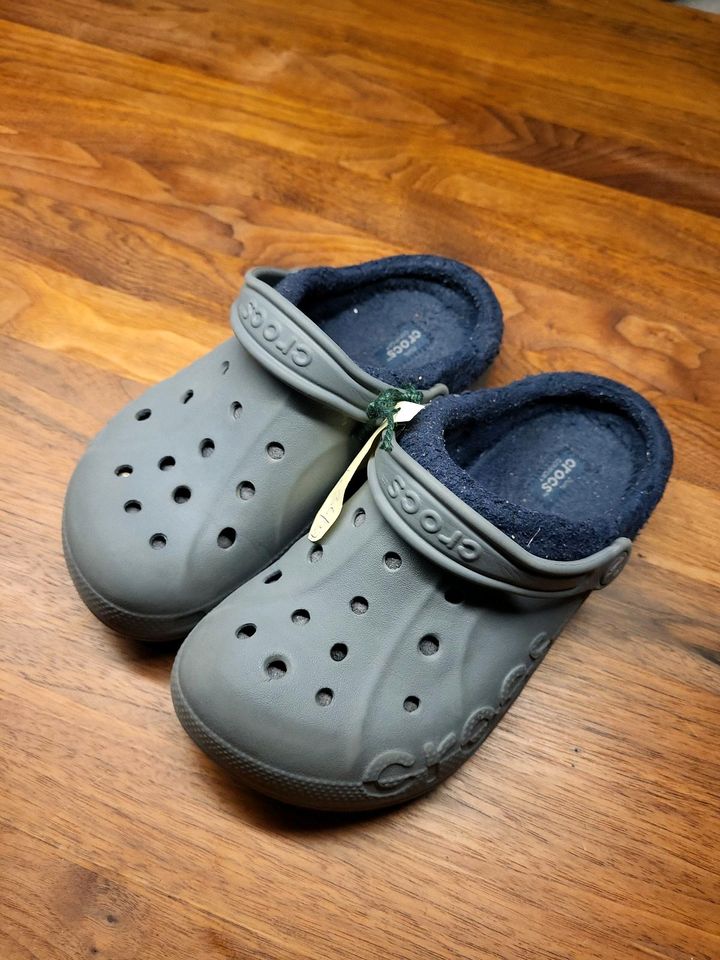 Crocs, Größe 36/37, 3J5, grau, gefüttert in Gladbeck