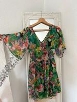 Buntes rückenfreies Sommerkleid Hessen - Gießen Vorschau