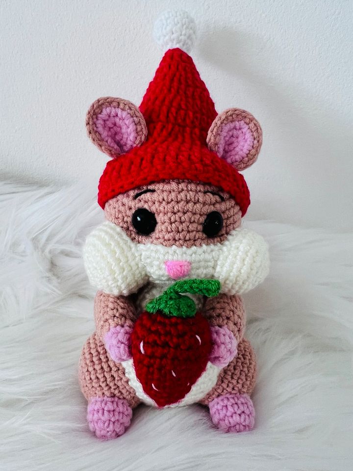 Amigurumi Hamster mit Erdbeere Handarbeit Unikat Neu in Mosbach