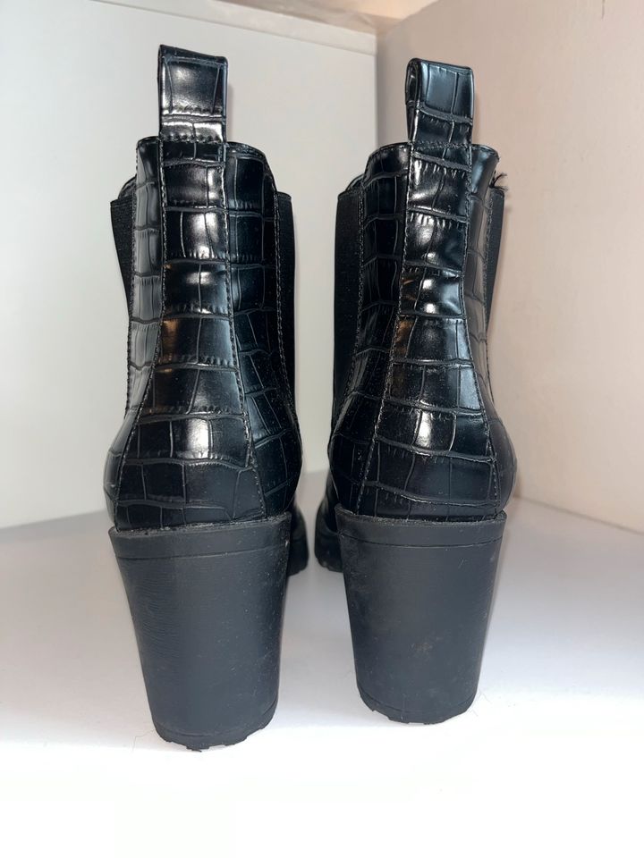 Schwarze Heels mit Schlangendetaill Gr. 40 in Vilgertshofen