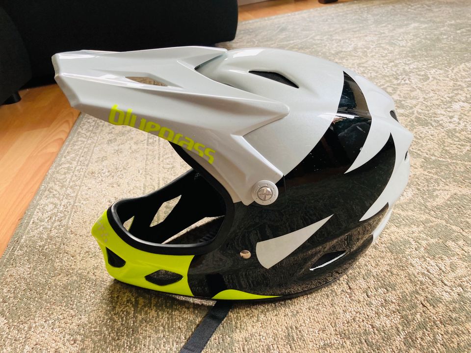 Fullface BMX Mountainbike Helm Bluegrass Explicit in Frankfurt am Main